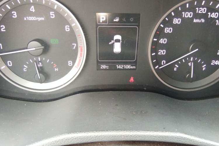 Used Hyundai Tucson 2015 1.6T Dual-Clutch Two-Wheel-Drive Smart Model Odometer Close Up