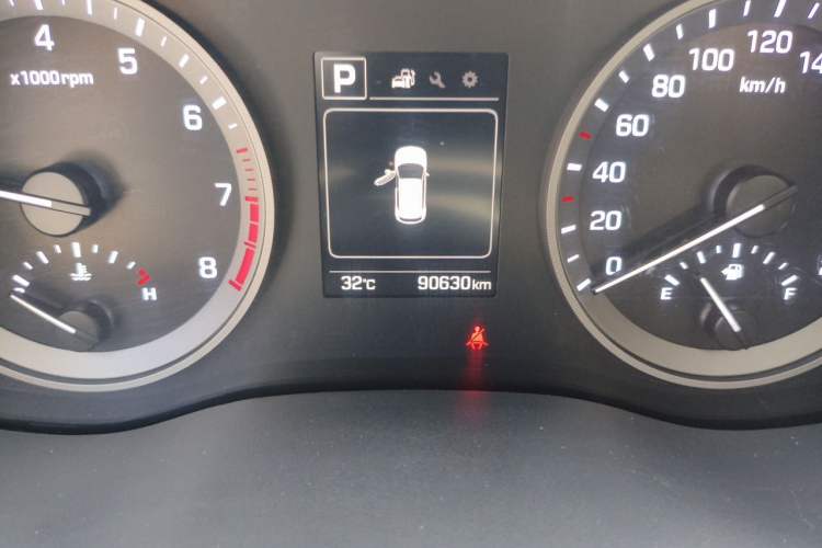 Used Hyundai Tucson 2015 1.6T Dual-Clutch Two-Wheel-Drive Smart Model Odometer Close Up