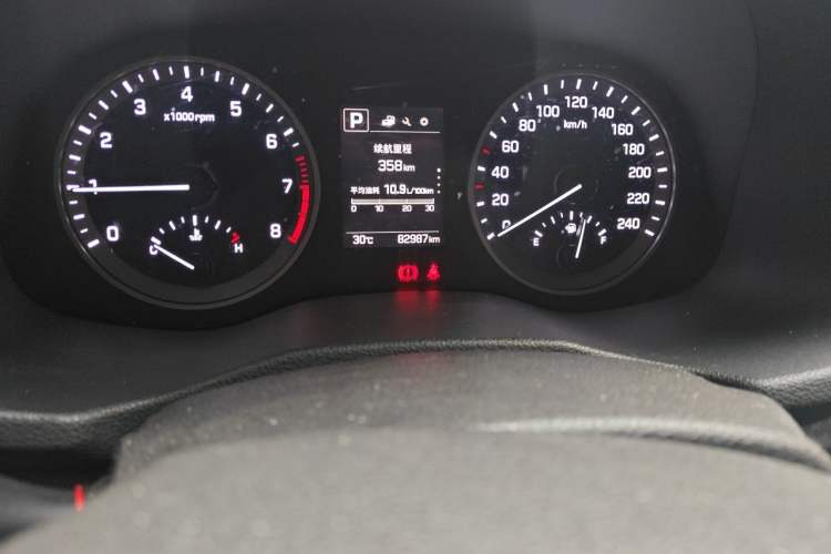 Used Hyundai Tucson 2015 1.6T Dual-Clutch Two-Wheel-Drive Smart Model Odometer Close Up
