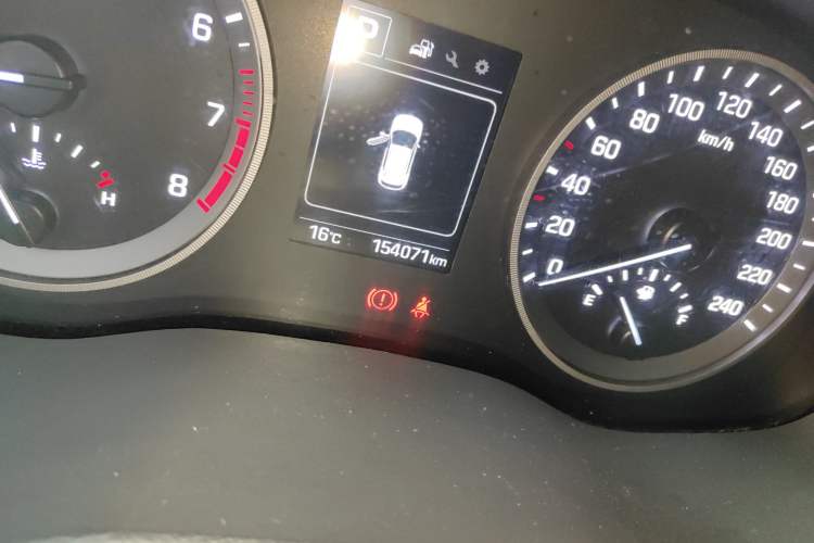 Used Hyundai Tucson 2015 1.6T Dual-Clutch Two-Wheel-Drive Smart Model Odometer Close Up