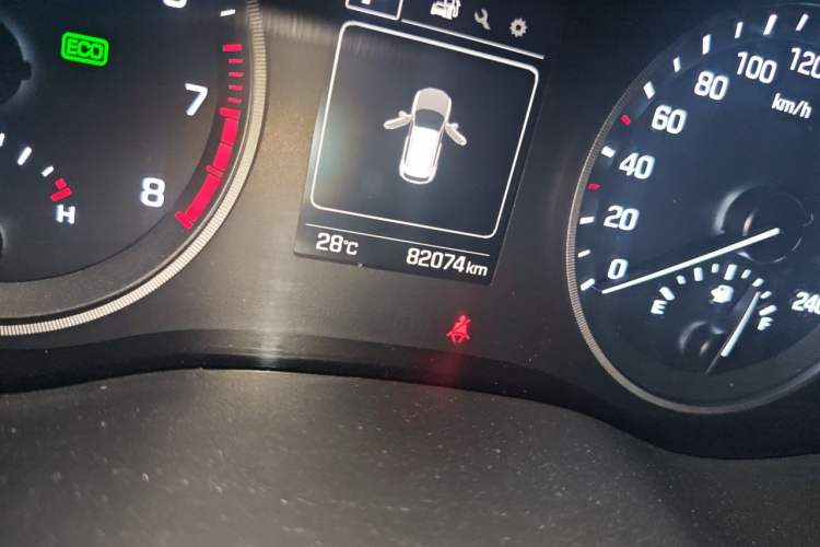 Used Hyundai Tucson 2015 1.6T Dual-Clutch Two-Wheel-Drive Smart Model Odometer Close Up
