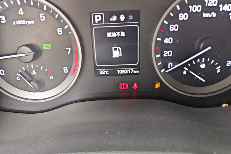 Used Hyundai Tucson 2015 1.6T Dual-Clutch Two-Wheel-Drive Smart Model Odometer Close Up