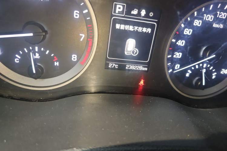 Used Hyundai Tucson 2015 1.6T Dual-Clutch Two-Wheel-Drive Smart Model Odometer Close Up