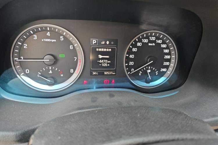 Used Hyundai Tucson 2015 1.6T Dual-Clutch Two-Wheel-Drive Smart Model Odometer Close Up