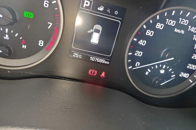 Used Hyundai Tucson 2015 1.6T Dual-Clutch Two-Wheel-Drive Leading Model Odometer Close Up