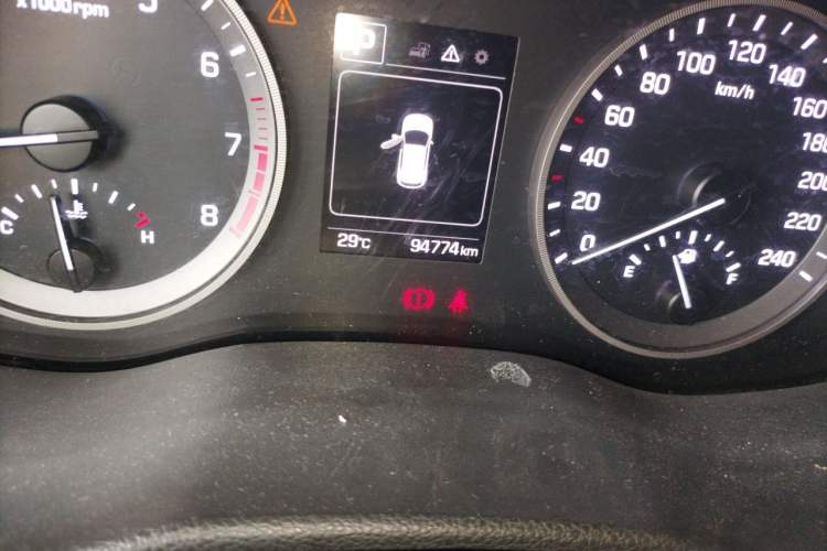 Used Hyundai Tucson 2015 1.6T Dual-Clutch Two-Wheel-Drive Smart Model Odometer Close Up