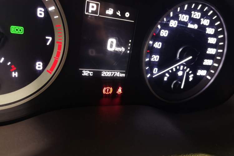 Used Hyundai Tucson 2015 1.6T Dual-Clutch Two-Wheel-Drive Smart Model Odometer Close Up