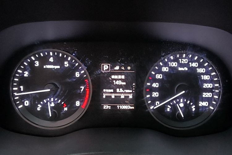 Used Hyundai Tucson 2015 1.6T Dual-Clutch Two-Wheel-Drive Smart Model Odometer Close Up