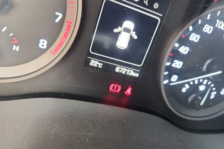 Used Hyundai Tucson 2015 1.6T Dual-Clutch Two-Wheel-Drive Smart Model Odometer Close Up