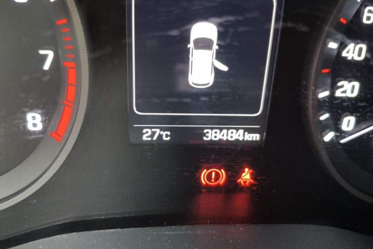 Used Hyundai Tucson 2015 1.6T Dual-Clutch Two-Wheel-Drive Smart Model Odometer Close Up
