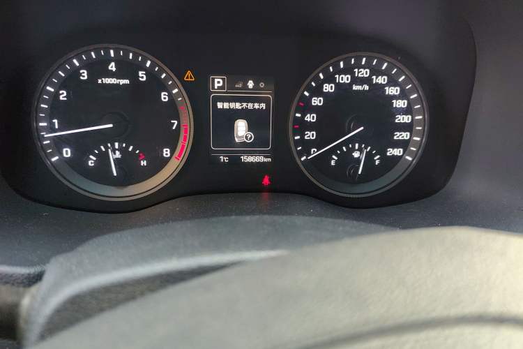 Used Hyundai Tucson 2015 1.6T Dual-Clutch Two-Wheel-Drive Smart Model Odometer Close Up