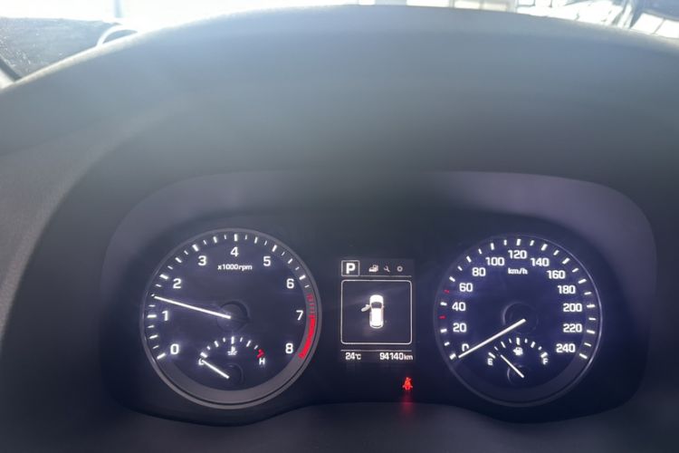 Used Hyundai Tucson 2015 1.6T Dual-Clutch Two-Wheel-Drive Smart Model Odometer Close Up