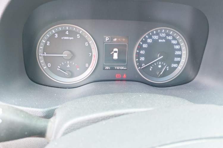 Used Hyundai Tucson 2015 1.6T Dual-Clutch Two-Wheel-Drive Leading Model Odometer Close Up
