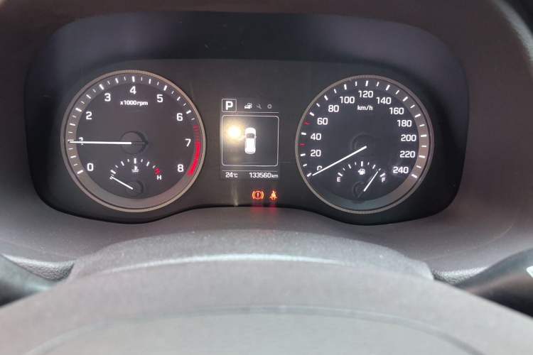 Used Hyundai Tucson 2015 1.6T Dual-Clutch Two-Wheel-Drive Smart Model Odometer Close Up