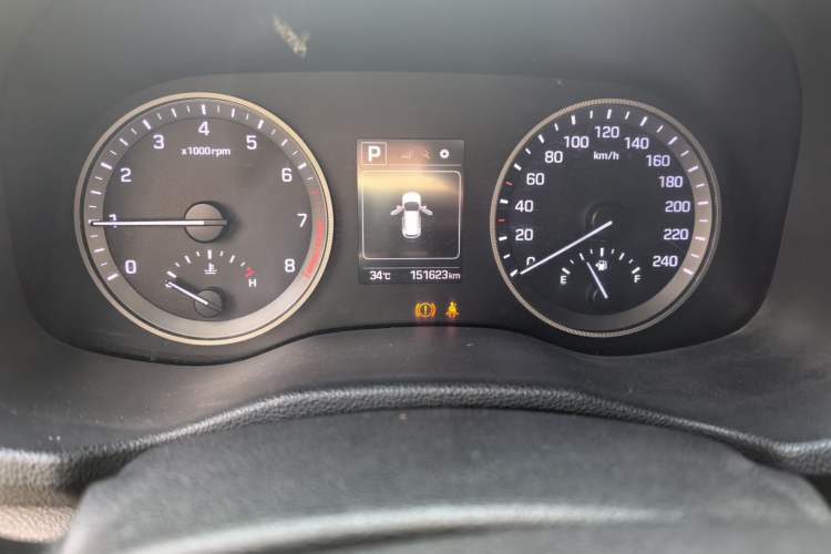 Used Hyundai Tucson 2015 1.6T Dual-Clutch Two-Wheel-Drive Smart Model Odometer Close Up
