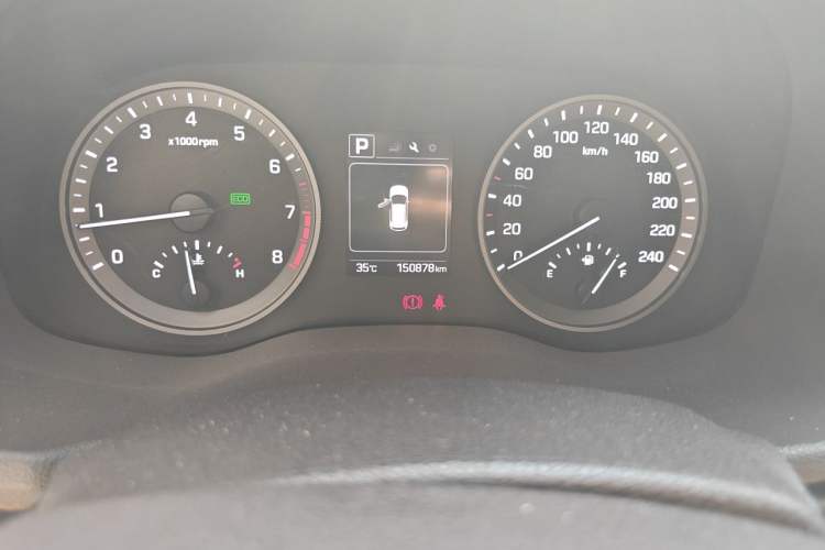 Used Hyundai Tucson 2015 1.6T Dual-Clutch Two-Wheel-Drive Smart Model Odometer Close Up