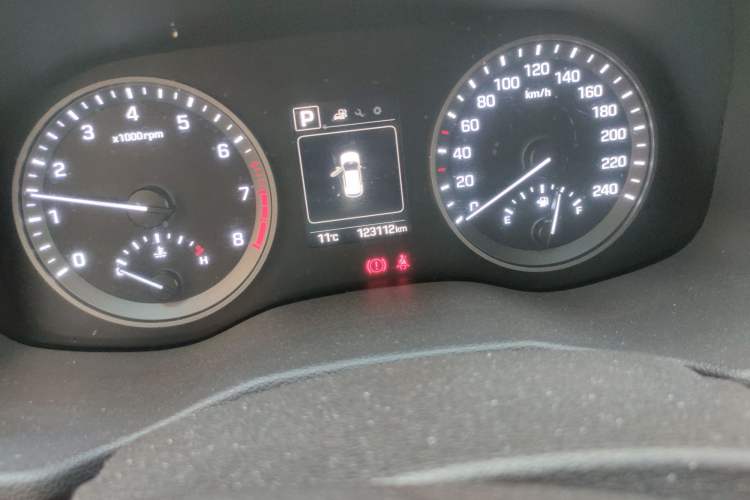 Used Hyundai Tucson 2015 1.6T Dual-Clutch Two-Wheel-Drive Smart Model Odometer Close Up