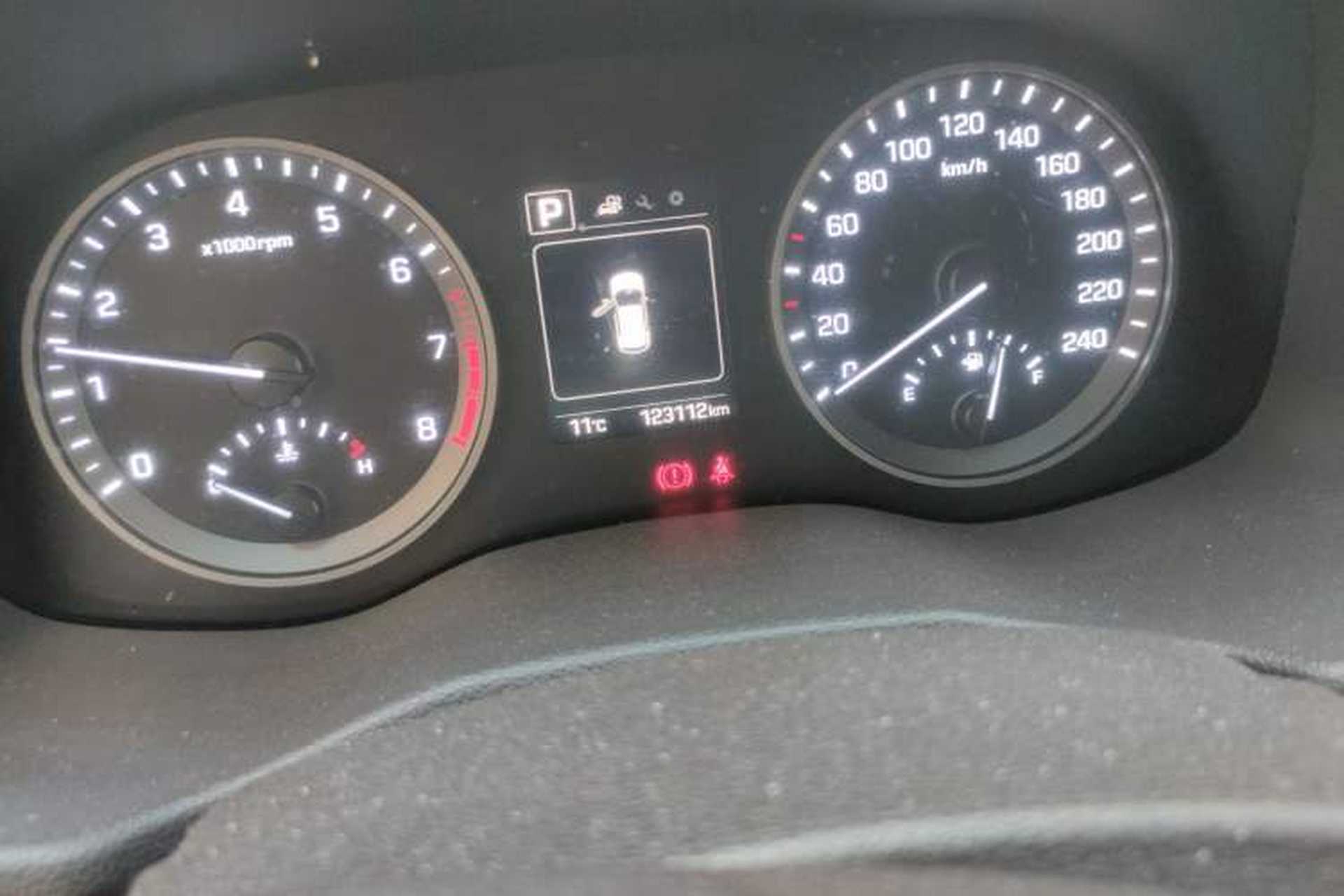 Used Hyundai Tucson 2015 1.6T Dual-Clutch Two-Wheel-Drive Smart Model Odometer Close Up