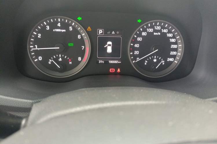 Used Hyundai Tucson 2015 1.6T Dual-Clutch Two-Wheel-Drive Smart Model Odometer Close Up