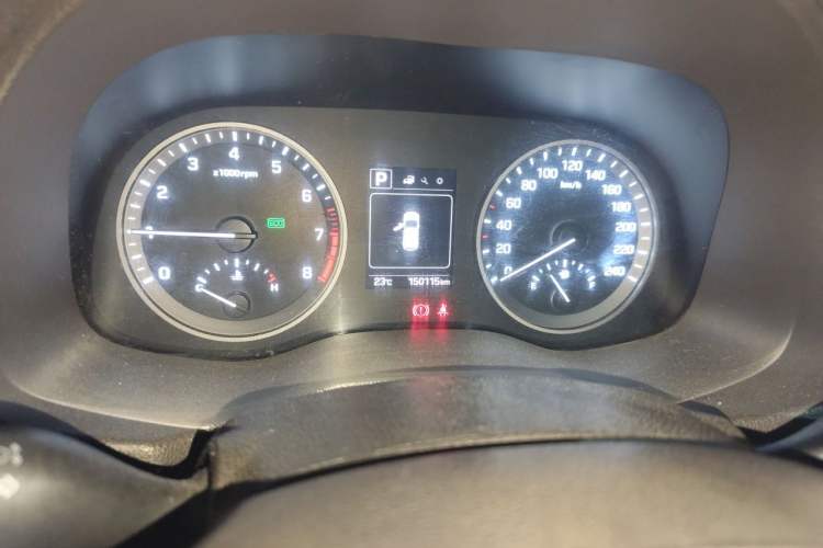 Used Hyundai Tucson 2015 1.6T Dual-Clutch Two-Wheel-Drive Leading Model Odometer Close Up