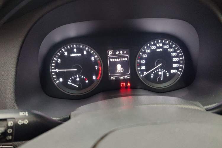 Used Hyundai Tucson 2015 1.6T Dual-Clutch Two-Wheel-Drive Smart Model Odometer Close Up