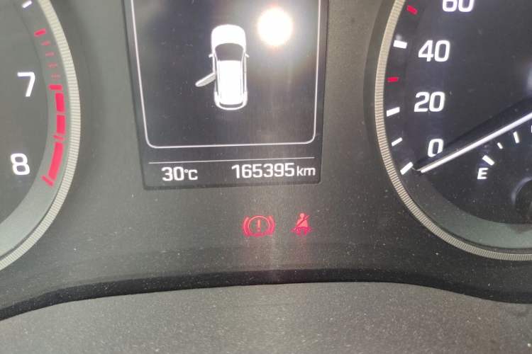 Used Hyundai Tucson 2015 1.6T Dual-Clutch Two-Wheel-Drive Smart Model Odometer Close Up