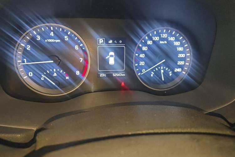 Used Hyundai Tucson 2015 1.6T Dual-Clutch Two-Wheel-Drive Smart Model Odometer Close Up