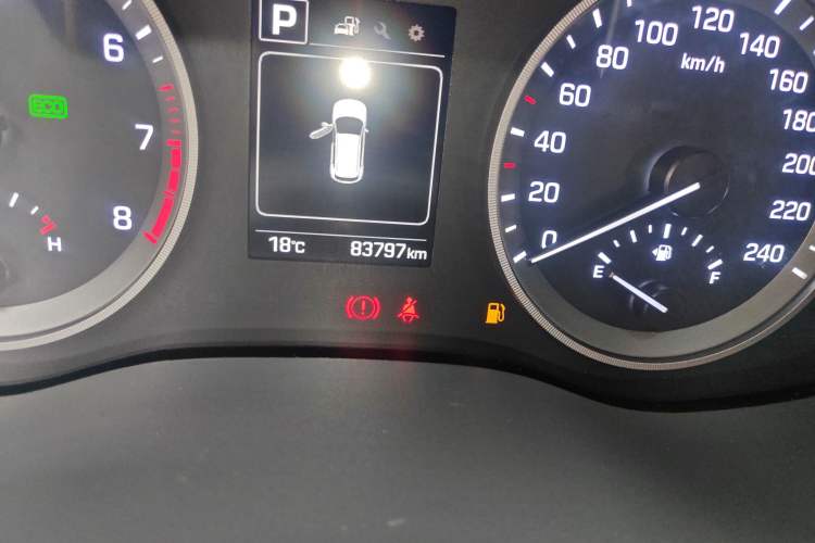 Used Hyundai Tucson 2015 1.6T Dual-Clutch Two-Wheel-Drive Smart Model Odometer Close Up