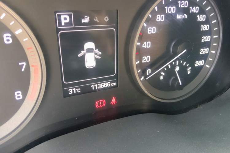 Used Hyundai Tucson 2015 1.6T Dual-Clutch Two-Wheel-Drive Smart Model Odometer Close Up