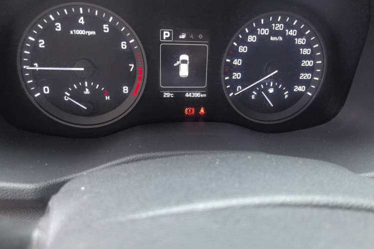 Used Hyundai Tucson 2015 1.6T Dual-Clutch Two-Wheel-Drive Smart Model Odometer Close Up