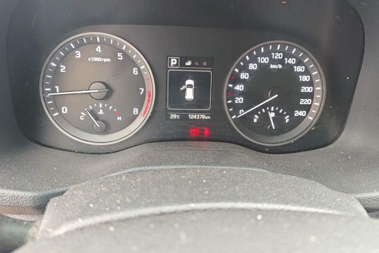Used Hyundai Tucson 2015 1.6T Dual-Clutch Two-Wheel-Drive Smart Model Odometer Close Up