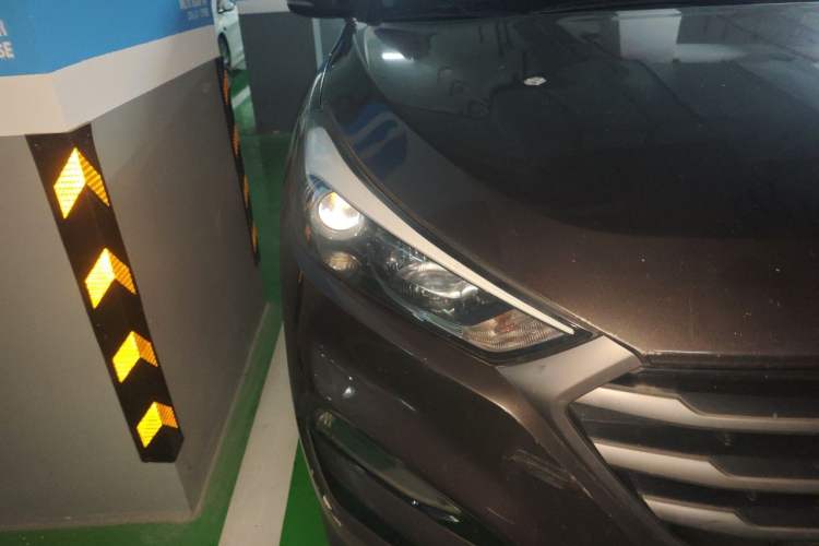 Used Hyundai Tucson 2015 1.6T Dual-Clutch Two-Wheel-Drive Leading Model Right Front Headlight