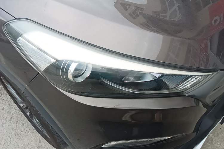Used Hyundai Tucson 2015 1.6T Dual-Clutch Two-Wheel-Drive Leading Model Right Front Headlight