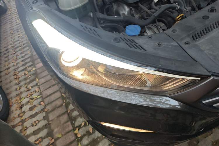 Used Hyundai Tucson 2015 1.6T Dual-Clutch Two-Wheel-Drive Smart Model Right Front Headlight