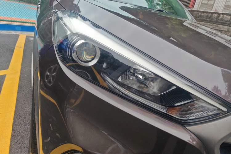 Used Hyundai Tucson 2015 1.6T Dual-Clutch Two-Wheel-Drive Smart Model Right Front Headlight