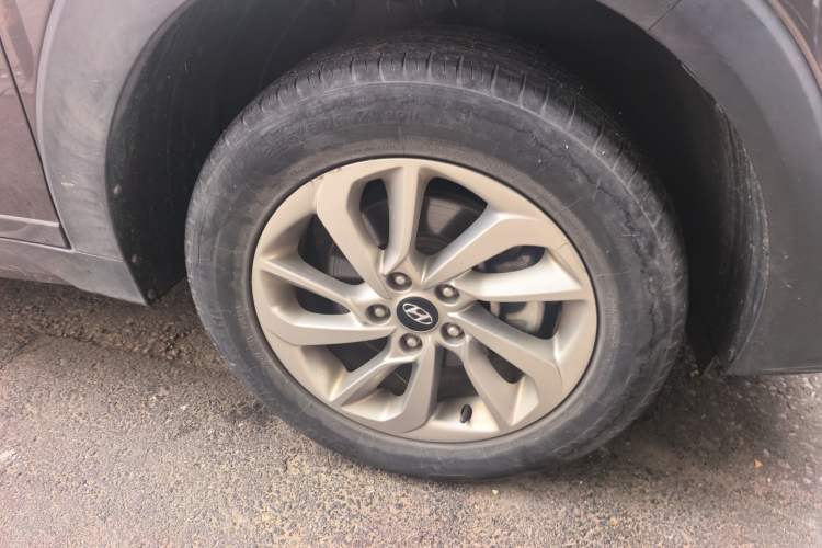 Used Hyundai Tucson 2015 2.0L Automatic Two-Wheel Drive Smart Version Right Front Wheel Hub