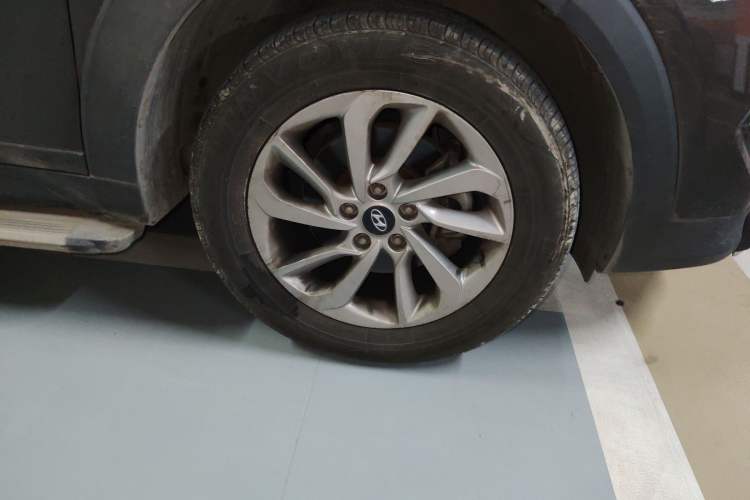 Used Hyundai Tucson 2015 1.6T Dual-Clutch Two-Wheel-Drive Smart Model Right Front Wheel Hub