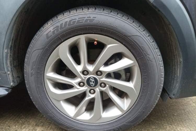 Used Hyundai Tucson 2015 1.6T Dual-Clutch Two-Wheel-Drive Smart Model Right Front Wheel Hub