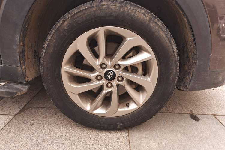 Used Hyundai Tucson 2015 1.6T Dual-Clutch Two-Wheel-Drive Smart Model Right Front Wheel Hub