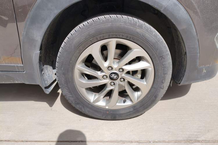 Used Hyundai Tucson 2015 1.6T Dual-Clutch Two-Wheel-Drive Smart Model Right Front Wheel Hub