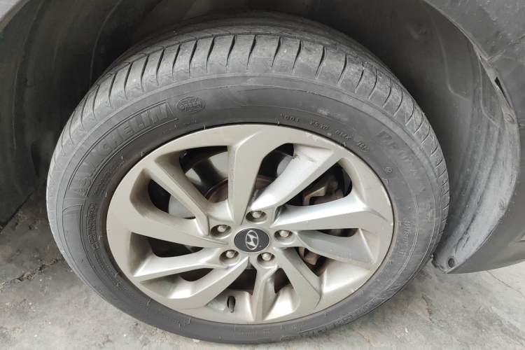 Used Hyundai Tucson 2015 1.6T Dual-Clutch Two-Wheel-Drive Smart Model Right Front Wheel Hub