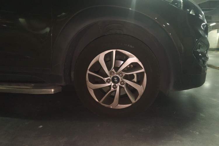 Used Hyundai Tucson 2015 1.6T Dual-Clutch Two-Wheel-Drive Smart Model Right Front Wheel Hub