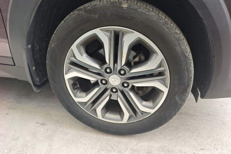 Used Hyundai Tucson 2015 1.6T Dual-Clutch Two-Wheel-Drive Leading Model Right Front Wheel Hub