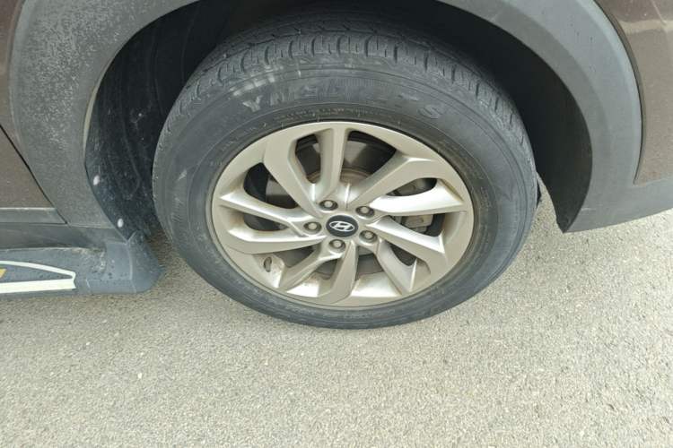 Used Hyundai Tucson 2015 1.6T Dual-Clutch Two-Wheel-Drive Smart Model Right Front Wheel Hub