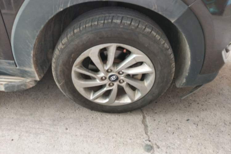 Used Hyundai Tucson 2015 1.6T Dual-Clutch Two-Wheel-Drive Smart Model Right Front Wheel Hub