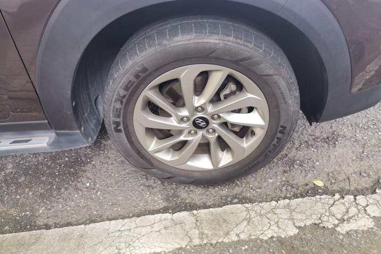 Used Hyundai Tucson 2015 1.6T Dual-Clutch Two-Wheel-Drive Smart Model Right Front Wheel Hub