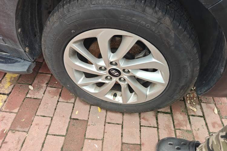 Used Hyundai Tucson 2015 1.6T Dual-Clutch Two-Wheel-Drive Smart Model Right Front Wheel Hub