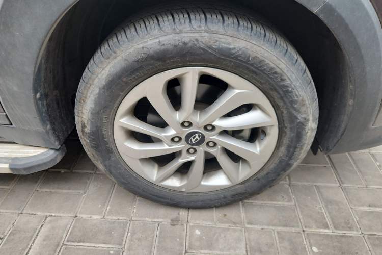Used Hyundai Tucson 2015 1.6T Dual-Clutch Two-Wheel-Drive Smart Model Right Front Wheel Hub