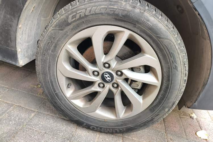 Used Hyundai Tucson 2015 1.6T Dual-Clutch Two-Wheel-Drive Smart Model Right Front Wheel Hub