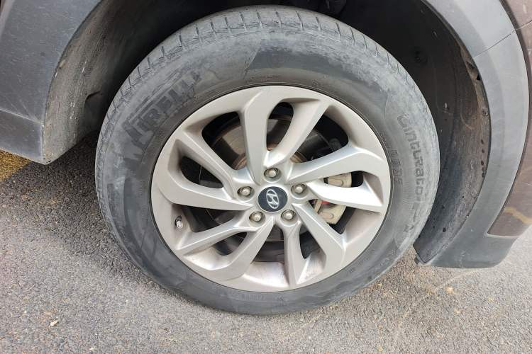 Used Hyundai Tucson 2015 1.6T Dual-Clutch Two-Wheel-Drive Smart Model Right Front Wheel Hub